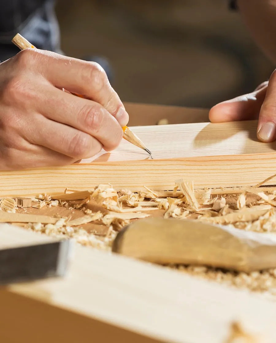 Handwerker bei der Holzbearbeitung